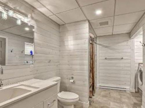 Bathroom - 80 Ch. Des Lacs, Chute-Saint-Philippe, QC - Indoor Photo Showing Bathroom