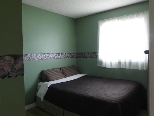 212 Third Ave Nw, Geraldton, ON - Indoor Photo Showing Bedroom