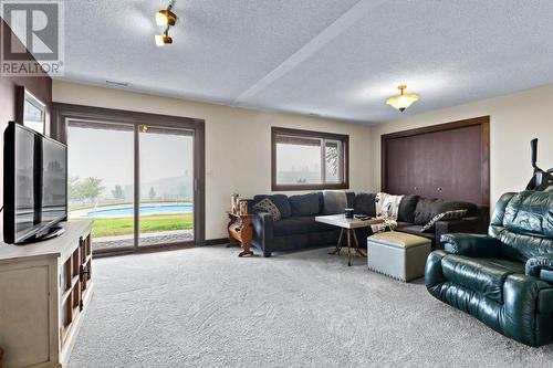 6332 Beaton Rd, Kamloops, BC - Indoor Photo Showing Living Room