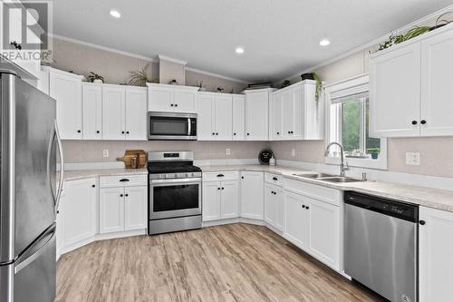 6332 Beaton Rd, Kamloops, BC - Indoor Photo Showing Kitchen With Double Sink