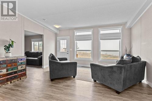 6332 Beaton Rd, Kamloops, BC - Indoor Photo Showing Living Room
