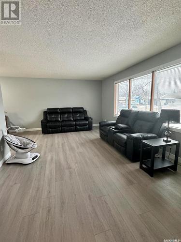 613 Mann Avenue, Radville, SK - Indoor Photo Showing Living Room
