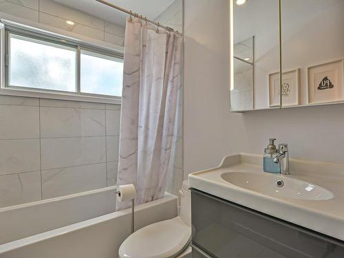 Salle de bains - 44  - 46 Rue De Bayeux, Laval (Laval-Des-Rapides), QC - Indoor Photo Showing Bathroom