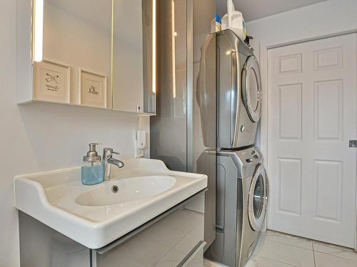 Salle de bains - 44  - 46 Rue De Bayeux, Laval (Laval-Des-Rapides), QC - Indoor Photo Showing Laundry Room