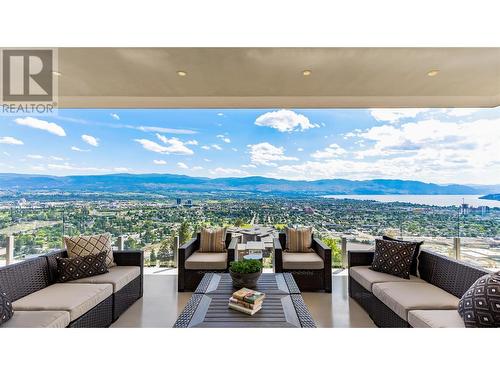 764 Rockcliffe Place, Kelowna, BC -  Photo Showing Living Room
