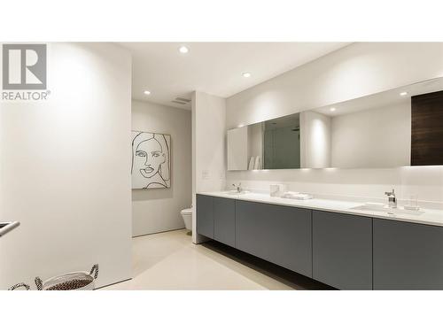 764 Rockcliffe Place, Kelowna, BC - Indoor Photo Showing Bathroom