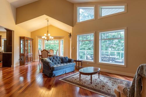 4385 View Ridge Road, Bonnington Falls, BC - Indoor Photo Showing Living Room