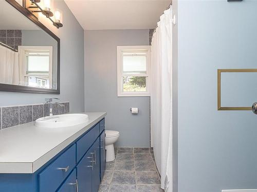 6974 Grant Rd West, Sooke, BC - Indoor Photo Showing Bathroom