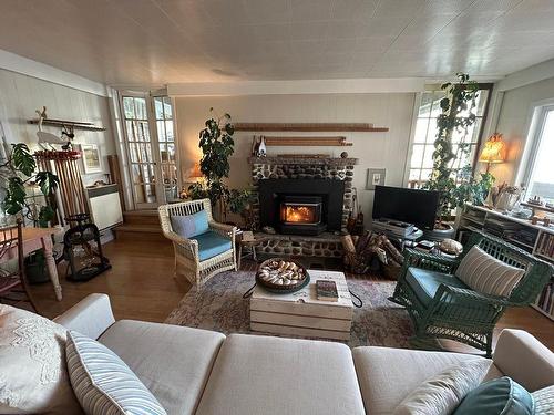 Salon - 117 Rue Principale, Métis-Sur-Mer, QC - Indoor Photo Showing Living Room With Fireplace