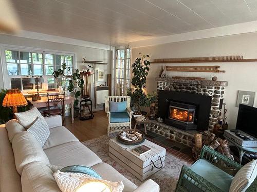 Salon - 117 Rue Principale, Métis-Sur-Mer, QC - Indoor Photo Showing Living Room With Fireplace