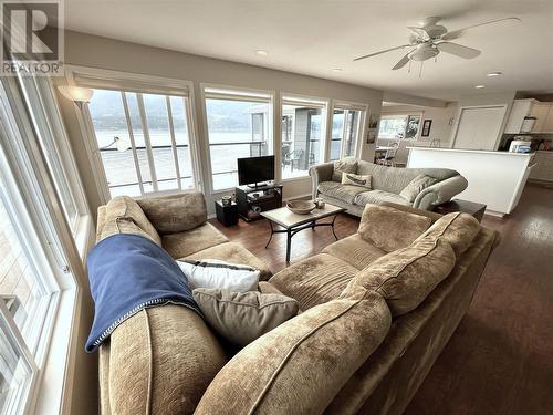 2960 Mabry Road, Lee Creek, BC - Indoor Photo Showing Living Room