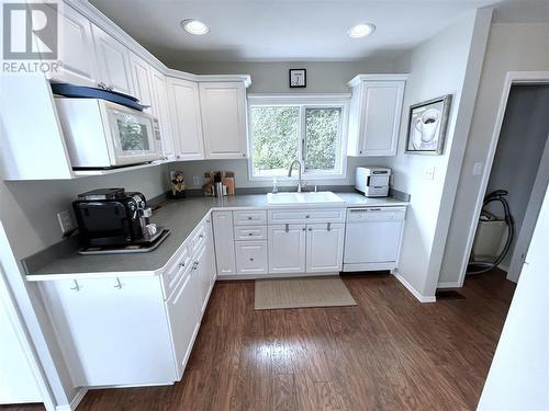 2960 Mabry Road, Lee Creek, BC - Indoor Photo Showing Kitchen