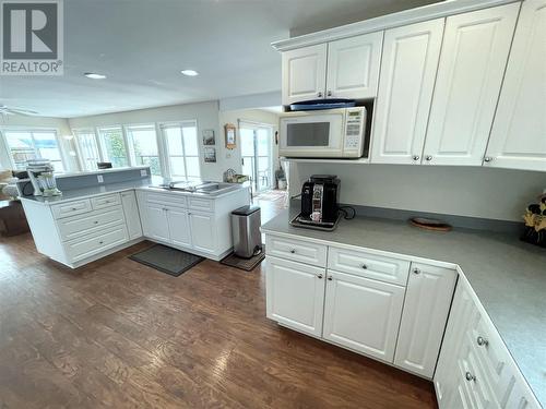 2960 Mabry Road, Lee Creek, BC - Indoor Photo Showing Kitchen