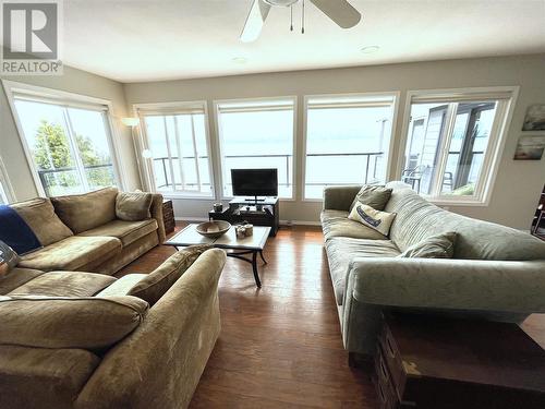 2960 Mabry Road, Lee Creek, BC - Indoor Photo Showing Living Room