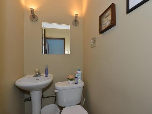 Powder room - 200-320 Av. Victoria, Westmount, QC - Indoor Photo Showing Bathroom