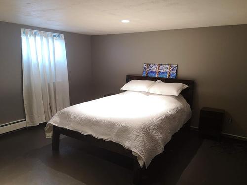 641 3Rd Avenue, Fernie, BC - Indoor Photo Showing Bedroom