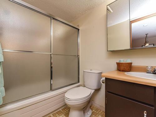2-709 Castle Crag Cres, Courtenay, BC - Indoor Photo Showing Bathroom