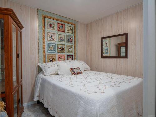100 Dyer Dr, Sayward, BC - Indoor Photo Showing Bedroom