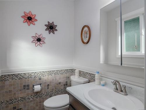 100 Dyer Dr, Sayward, BC - Indoor Photo Showing Bathroom