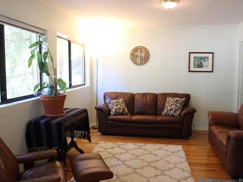 312 Mariners Way, Mayne Island, BC - Indoor Photo Showing Living Room