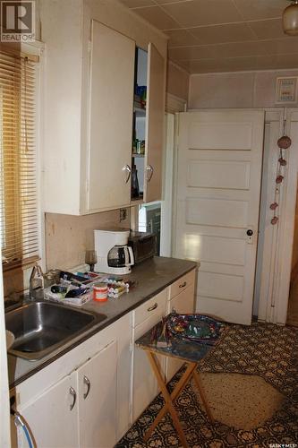 403 Main Street, Climax, SK - Indoor Photo Showing Kitchen With Double Sink