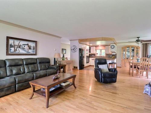 Living room - 189 Ch. Du Petit-Cayamant, Cayamant, QC - Indoor Photo Showing Living Room