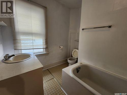5 Prairie Avenue, Weyburn, SK - Indoor Photo Showing Bathroom