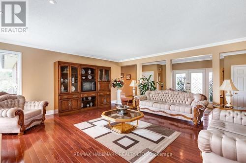 2559 6Th Line, Bradford West Gwillimbury, ON - Indoor Photo Showing Living Room