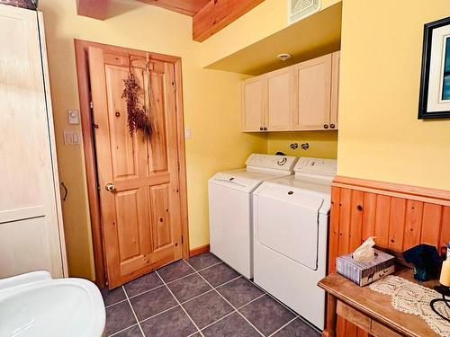 Powder room - 131 Ch. Au Pied-De-La-Pente-Douce, Mont-Tremblant, QC - Indoor Photo Showing Laundry Room