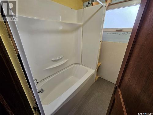 235 3Rd Avenue Ne, Swift Current, SK - Indoor Photo Showing Bathroom
