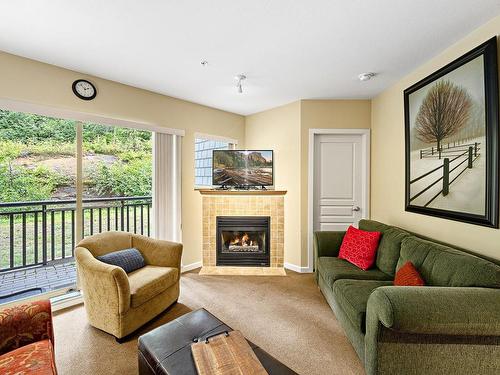 109-1280 Alpine Rd, Courtenay, BC - Indoor Photo Showing Living Room With Fireplace