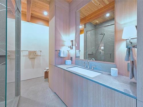 3200 Clam Bay Rd, Pender Island, BC - Indoor Photo Showing Bathroom