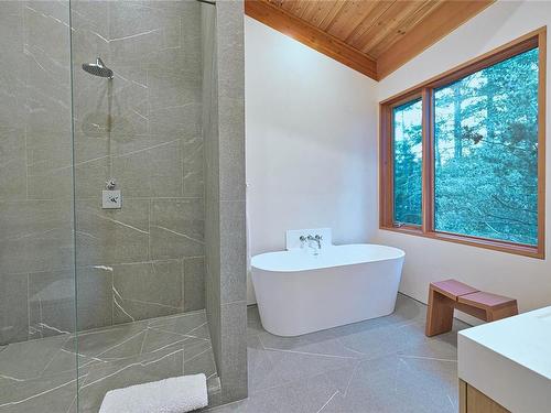 3200 Clam Bay Rd, Pender Island, BC - Indoor Photo Showing Bathroom
