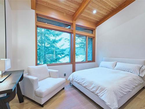 3200 Clam Bay Rd, Pender Island, BC - Indoor Photo Showing Bedroom