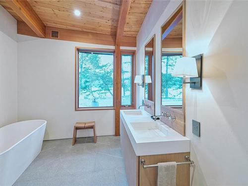 3200 Clam Bay Rd, Pender Island, BC - Indoor Photo Showing Other Room