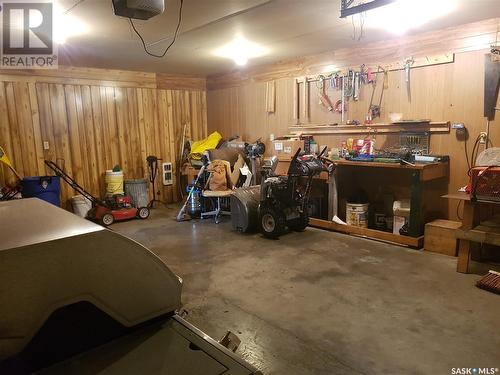 909 Assiniboia Avenue, Stoughton, SK - Indoor Photo Showing Garage