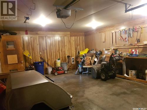 909 Assiniboia Avenue, Stoughton, SK - Indoor Photo Showing Garage