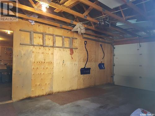 909 Assiniboia Avenue, Stoughton, SK - Indoor Photo Showing Garage