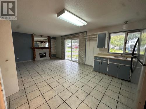 219 Cottonwood Avenue, Tumbler Ridge, BC - Indoor Photo Showing Kitchen