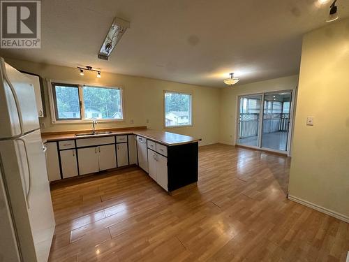 219 Cottonwood Avenue, Tumbler Ridge, BC - Indoor Photo Showing Kitchen With Double Sink
