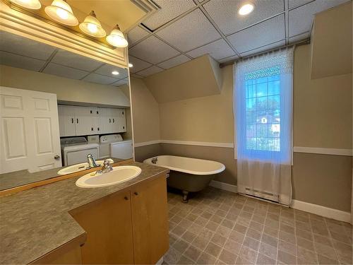 219 5Th Avenue N, Swan River, MB - Indoor Photo Showing Bathroom