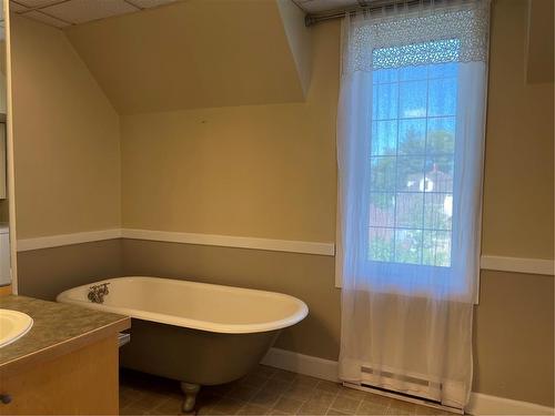 219 5Th Avenue N, Swan River, MB - Indoor Photo Showing Bathroom