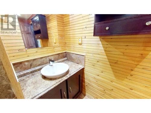10864 101 Street, Taylor, BC - Indoor Photo Showing Bathroom