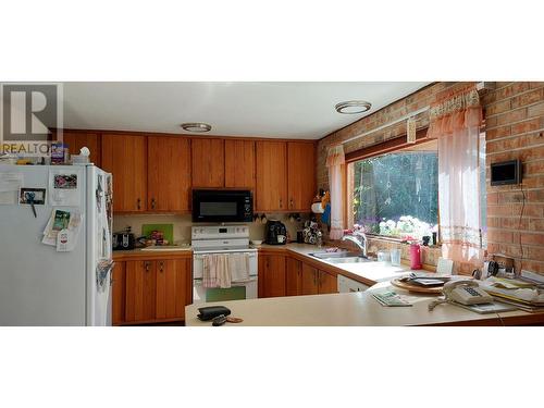 1166 Mackenzie Highway, Bella Coola, BC - Indoor Photo Showing Kitchen With Double Sink