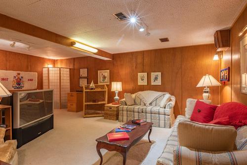 310 Kootenay Avenue, Trail, BC - Indoor Photo Showing Living Room