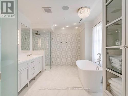 27 Park Ave, Oakville, ON - Indoor Photo Showing Bathroom