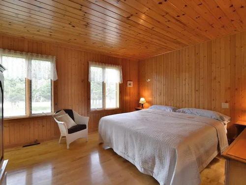 Bedroom - 138 Ch. Des Lacs, Chute-Saint-Philippe, QC - Indoor Photo Showing Bedroom