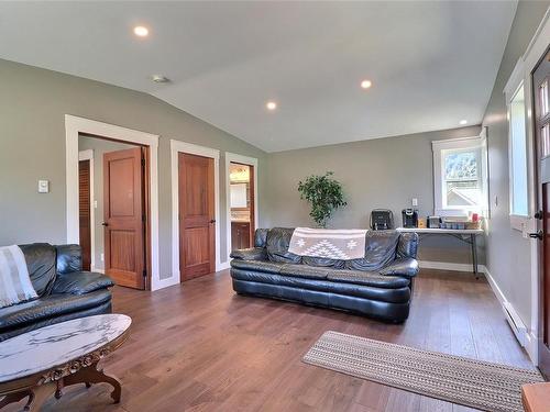 7343 Lakefront Pl, Lake Cowichan, BC - Indoor Photo Showing Living Room