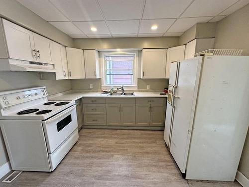 307 Robertson Street, Thunder Bay, ON - Indoor Photo Showing Kitchen With Double Sink