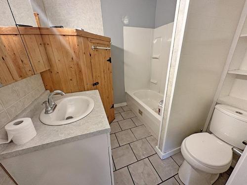 307 Robertson Street, Thunder Bay, ON - Indoor Photo Showing Bathroom